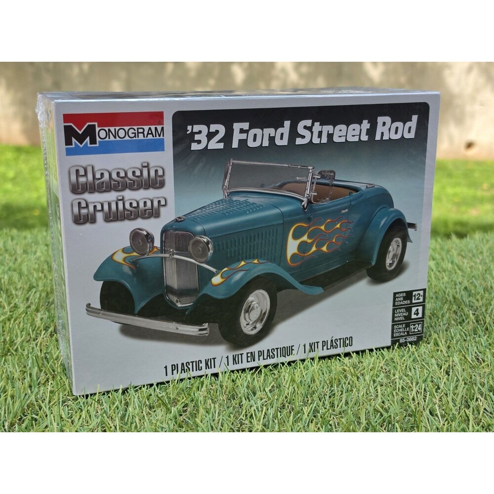 Monogram Classic Cruiser '32 Ford Street Rod 1:24  85-0882 New Factory Sealed